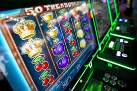 Tampilan dashboard turnamen mingguan The Dog House dengan leaderboard live